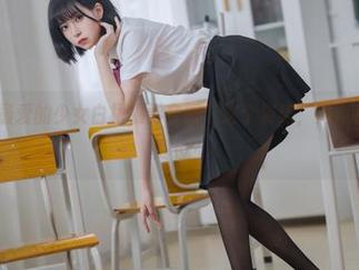 许岚LAN最爱的少女白裙摄影套图丨这个姿势，她似乎拿捏得很到位？