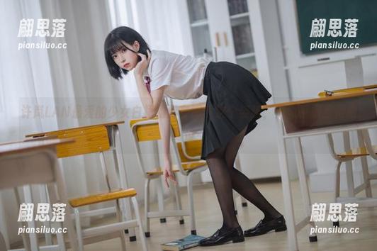 许岚LAN最爱的少女白裙摄影套图丨这个姿势，她似乎拿捏得很到位？