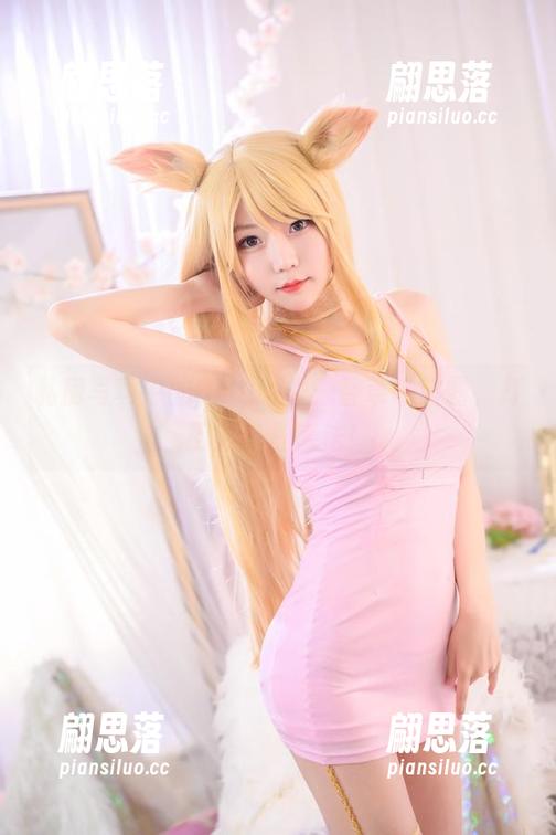 私房写真中的OL制服秀：香草喵露露，打工人自备魔法！